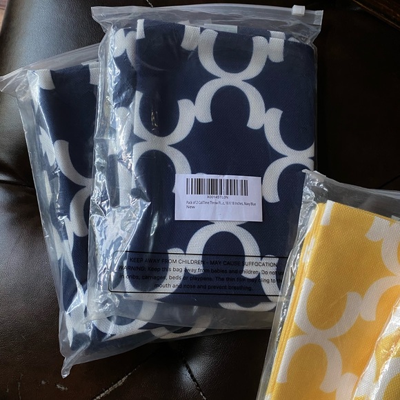 Pillow covers 18X18 - Picture 2 of 3